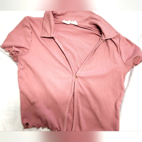 Open top for summer day. with sleeves. Light pink with button in the middle - Picture 1 of 5